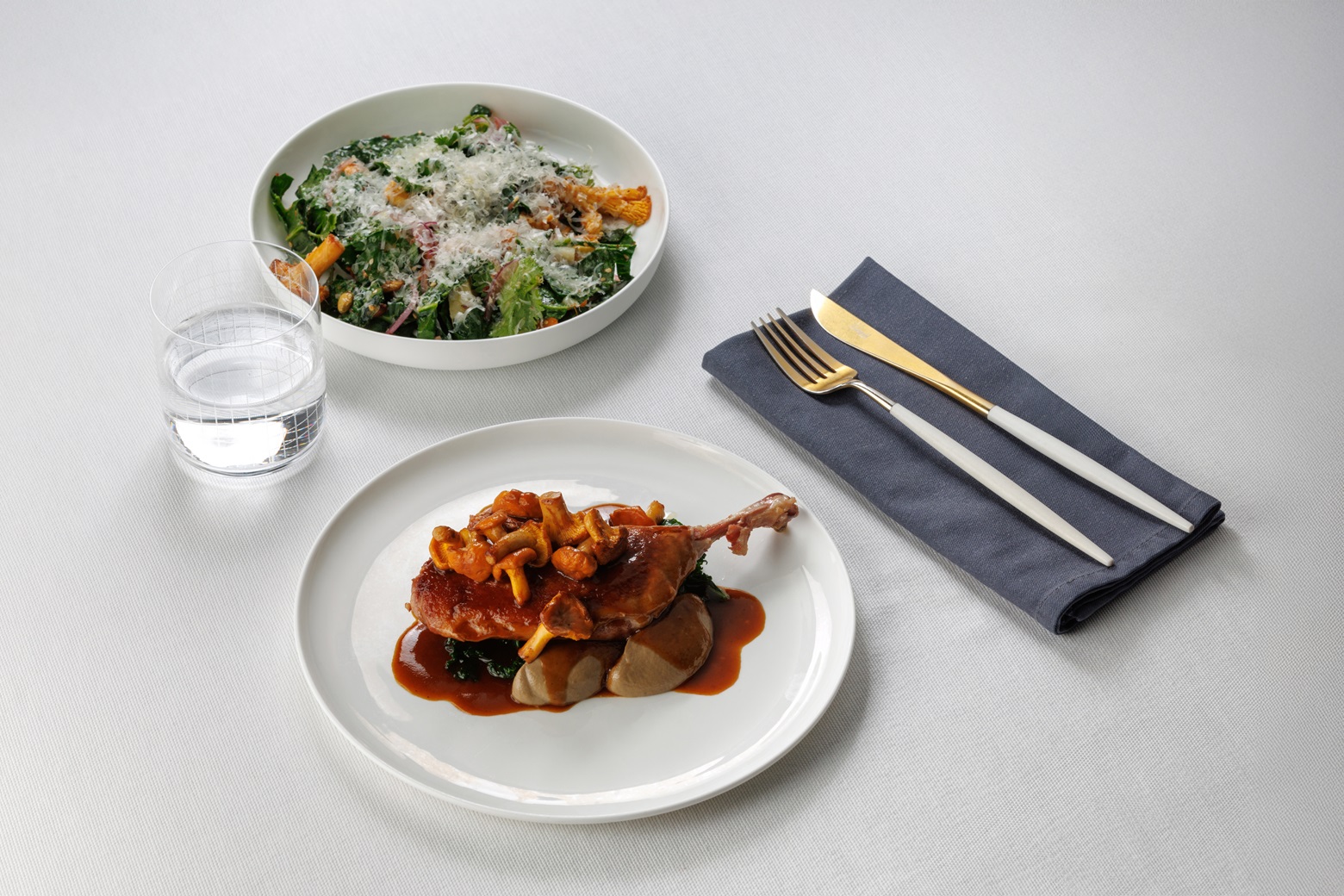 Harvest cалат с лисичками, печеным картофелем и пармезаном и утиная ножка конфи с лисичками и кейлом.jpg