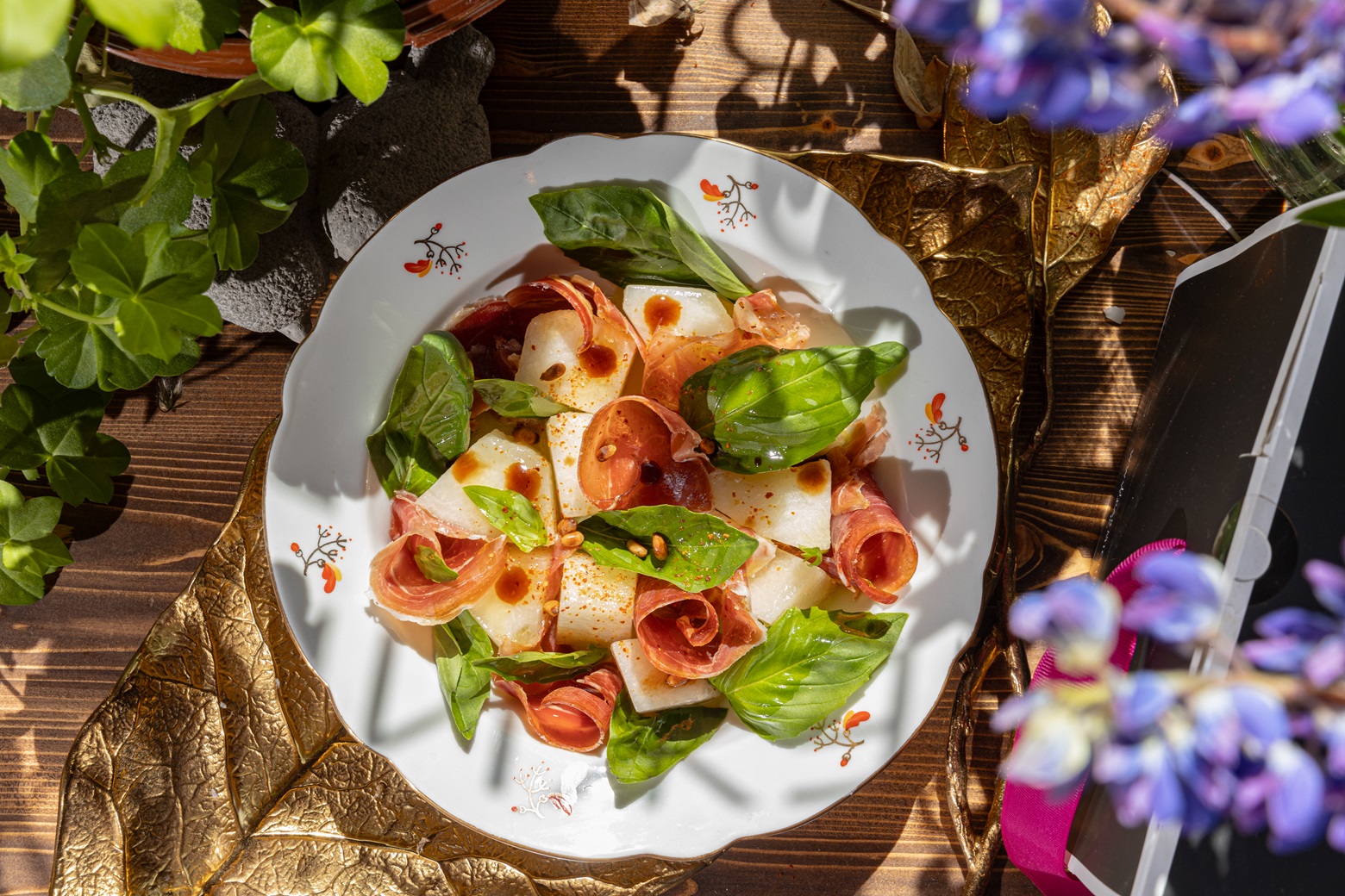 Sladkaya uzbekskaya dy`nya s proshutto, bazilikom i kedrovy`mi orexami_Par Michele Gastronomie.jpg