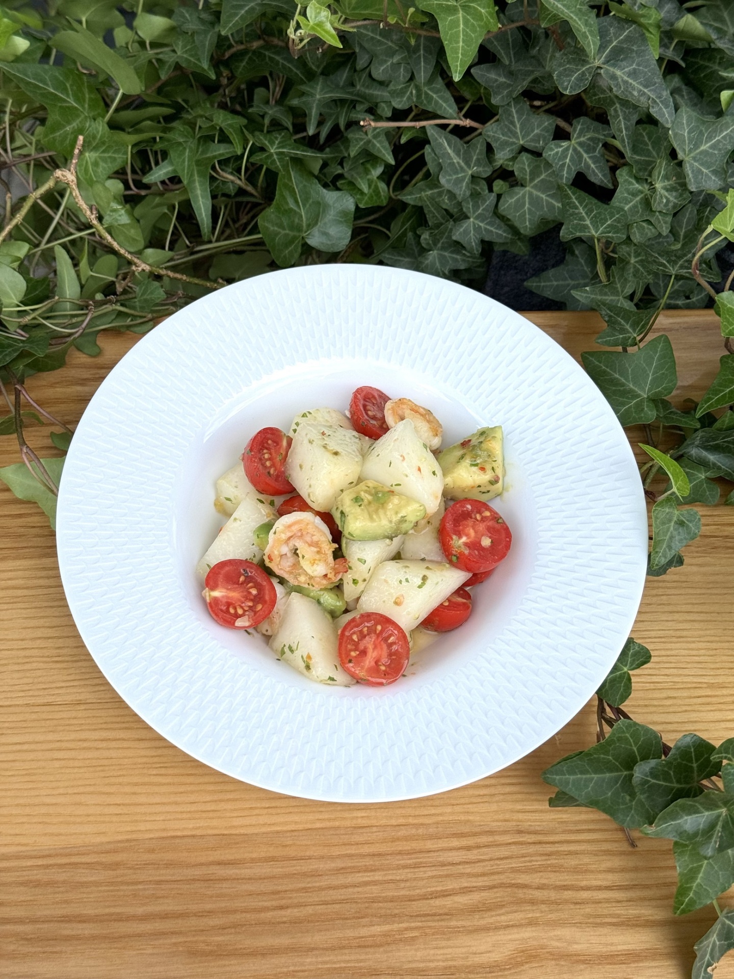 Salat s dy`nej, krevetkami, avokado i cherri_Atlas Vin Bistro.jpg