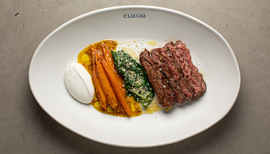 Креветки, форель и запеченная морковь